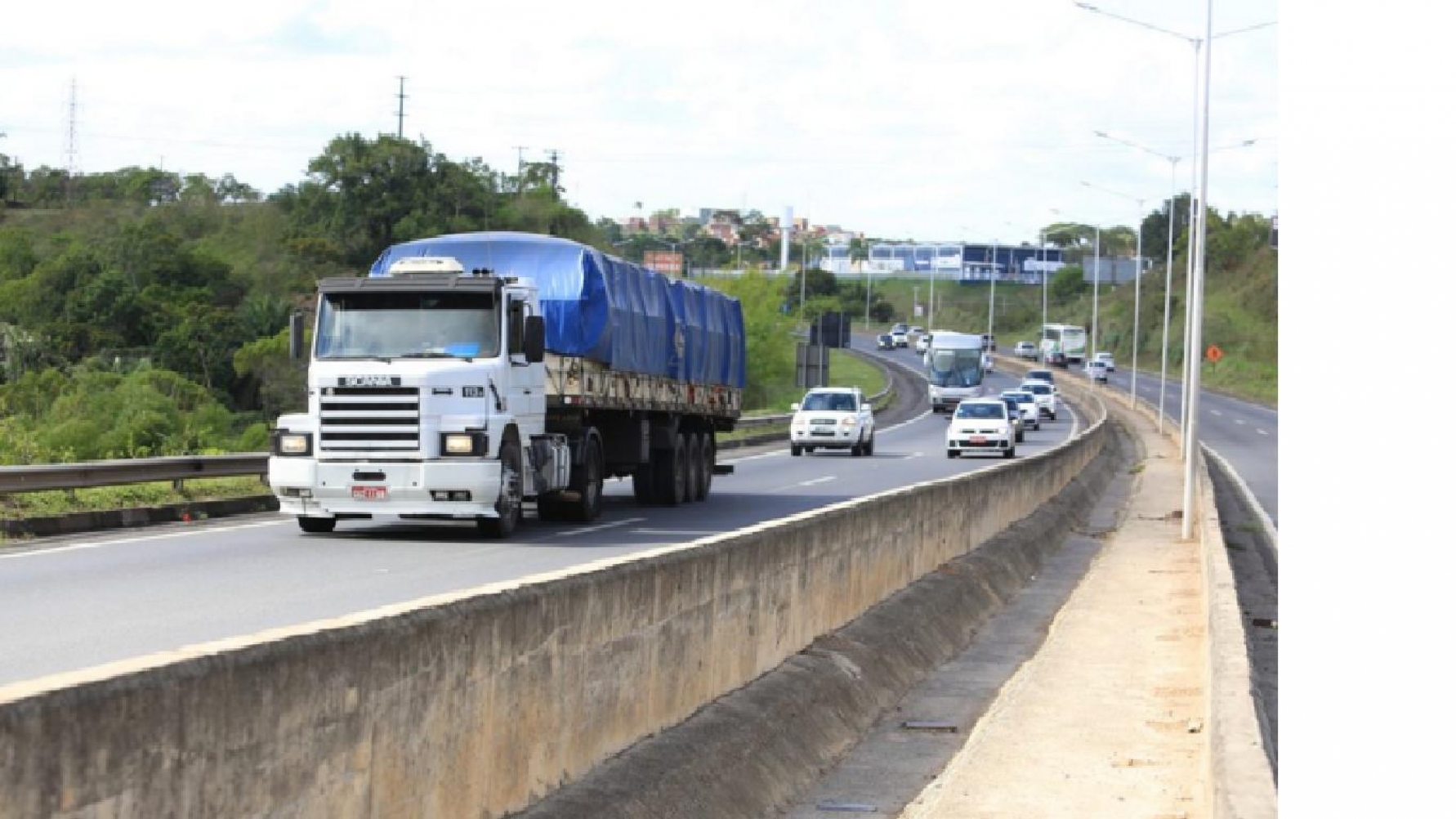 A restrição de tráfego para os caminhões nas rodovias estaduais começa a valer nesta sexta